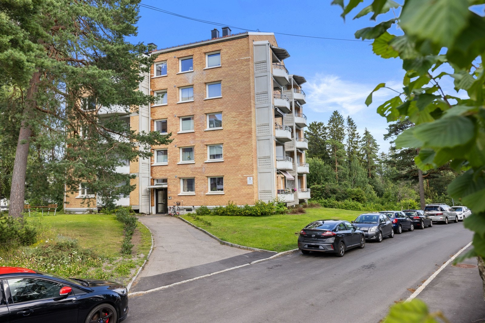 Rabben borettslag består av i alt 503 andelsleiligheter fordelt på 21 bygninger. Galleribilde