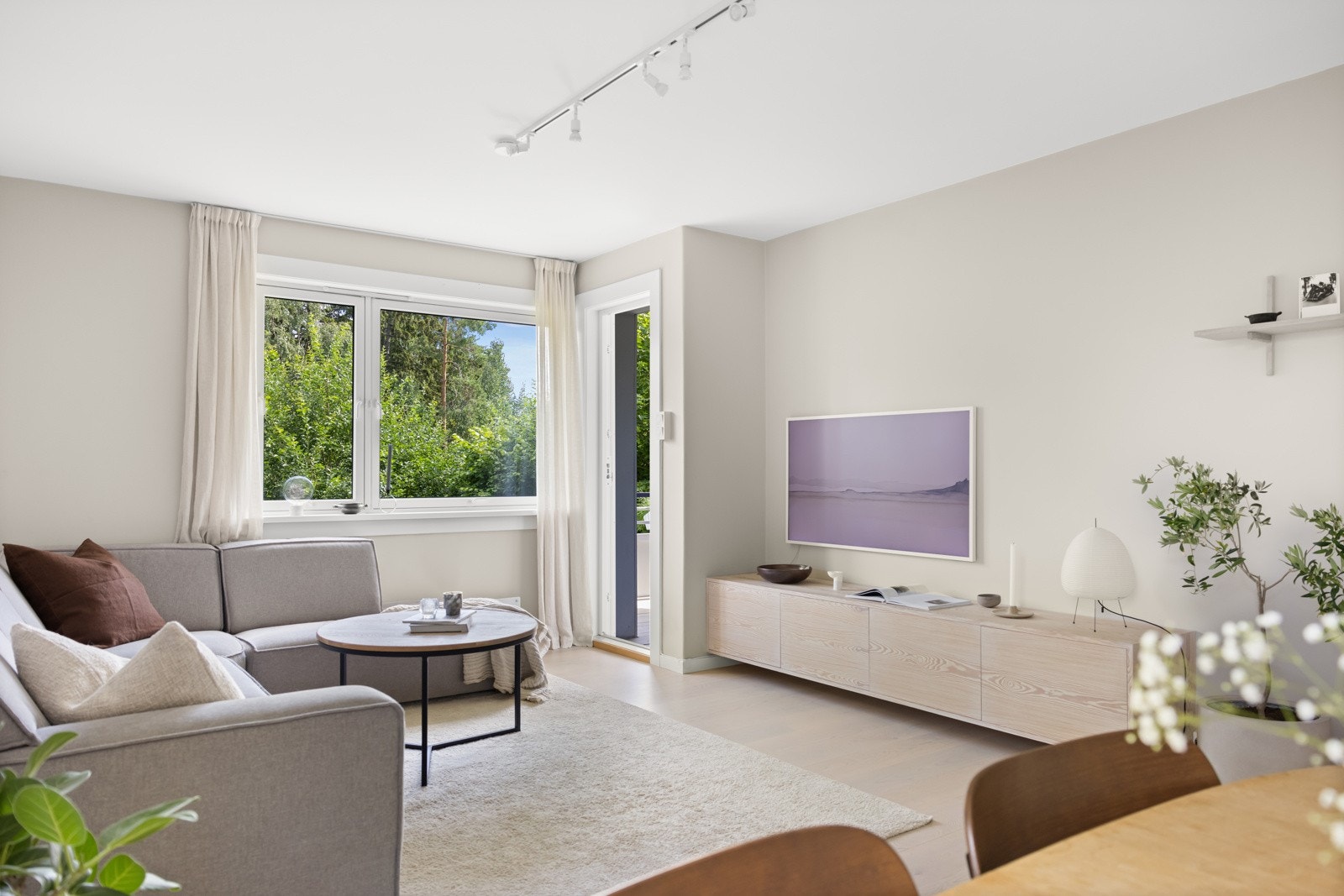 Stue med god plass for spisebord og sofagruppe. Galleribilde