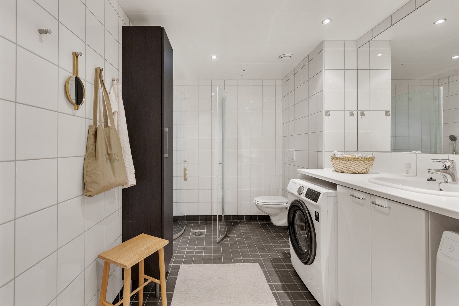 Leiligheten har et stort og lyst flislagt baderom fra 2013. Praktisk med plass og opplegg for vaskemaskin og tørketrommel under benkeplaten. Galleribilde