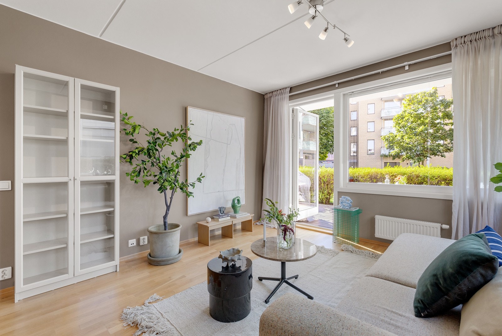 Her er det god plass til sofa, bord og tv-møblement. Galleribilde
