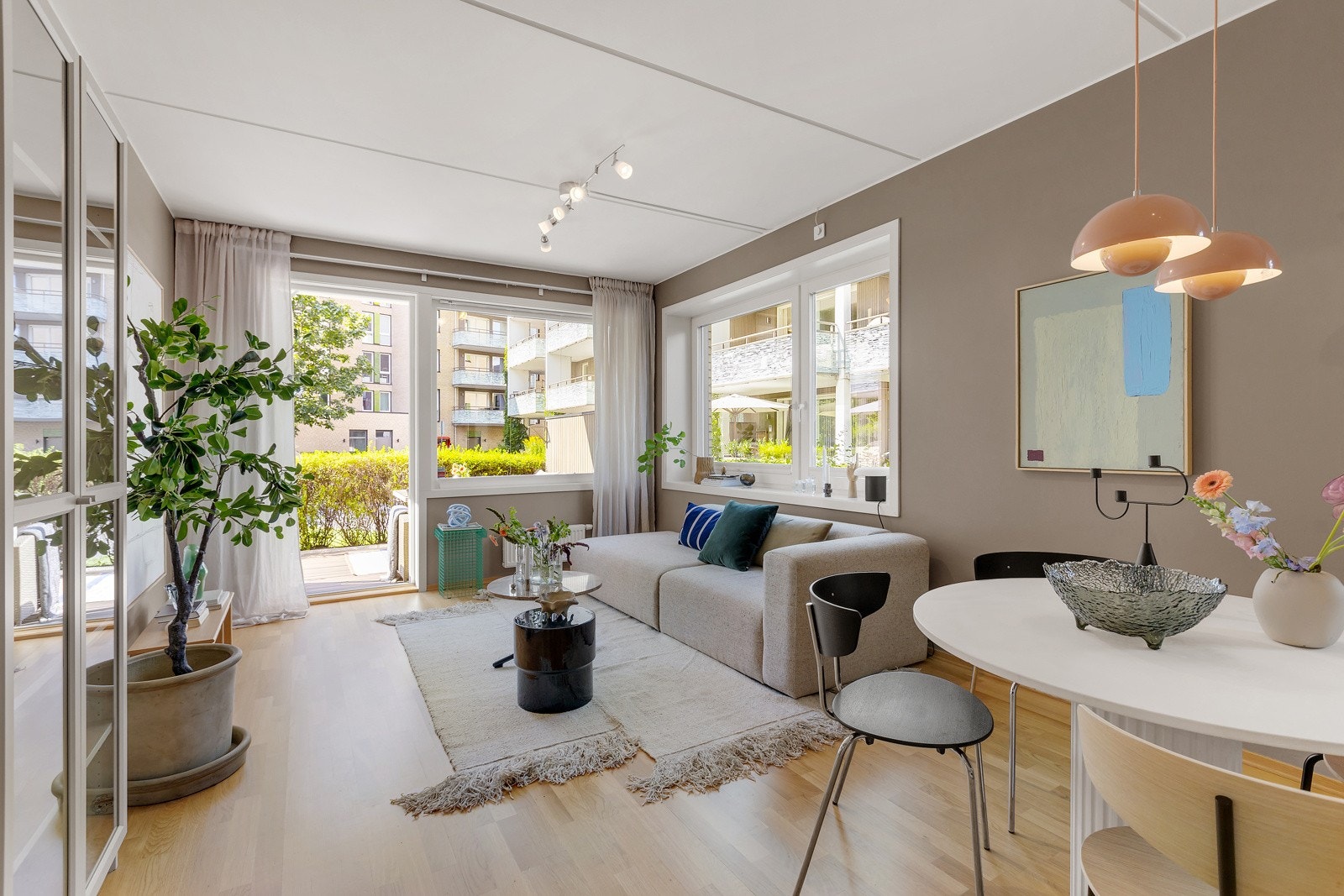 Lys og flott hjørnestue som er enkel og møblere. Galleribilde