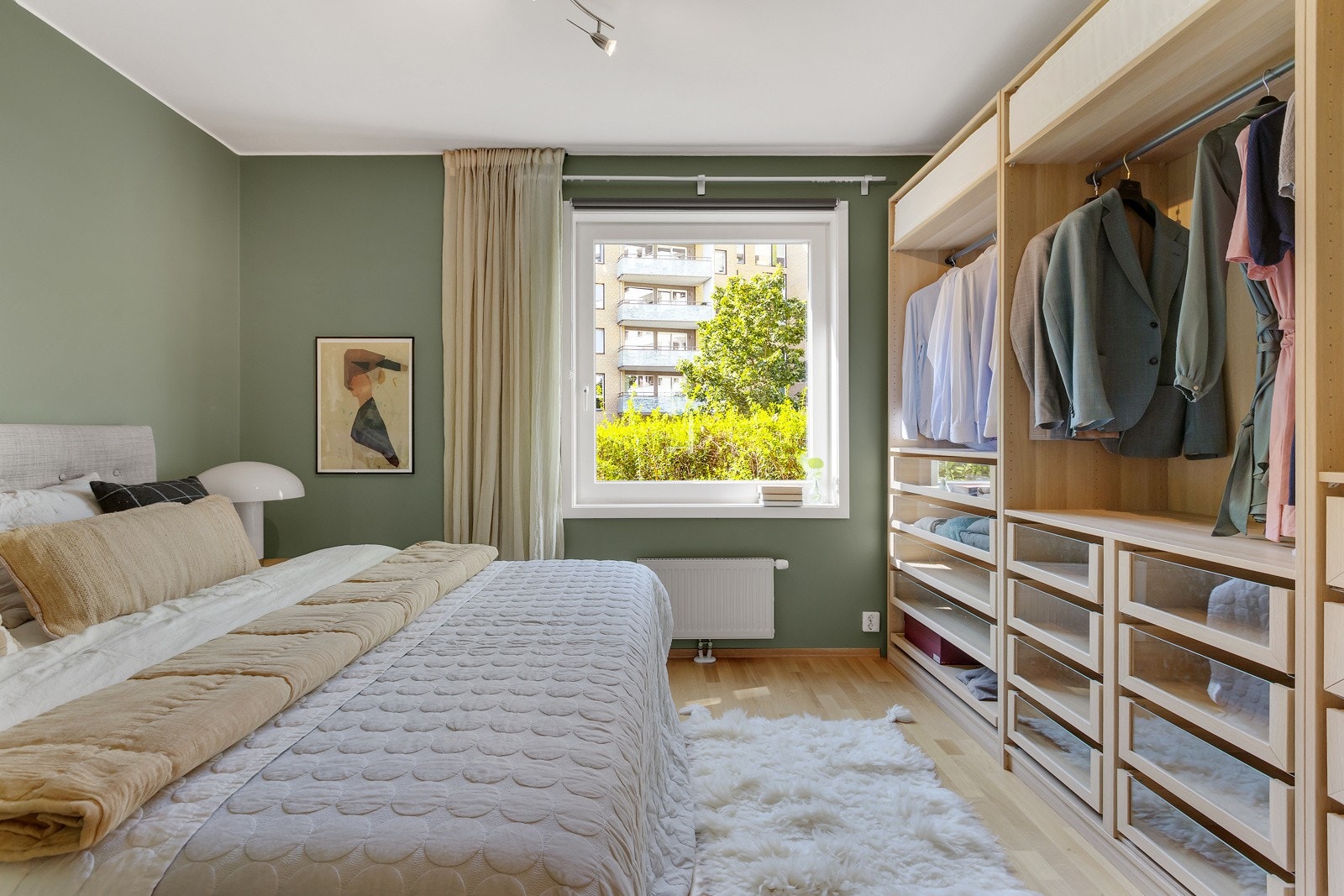 God lagringsplass i stort garderobeskap. Galleribilde