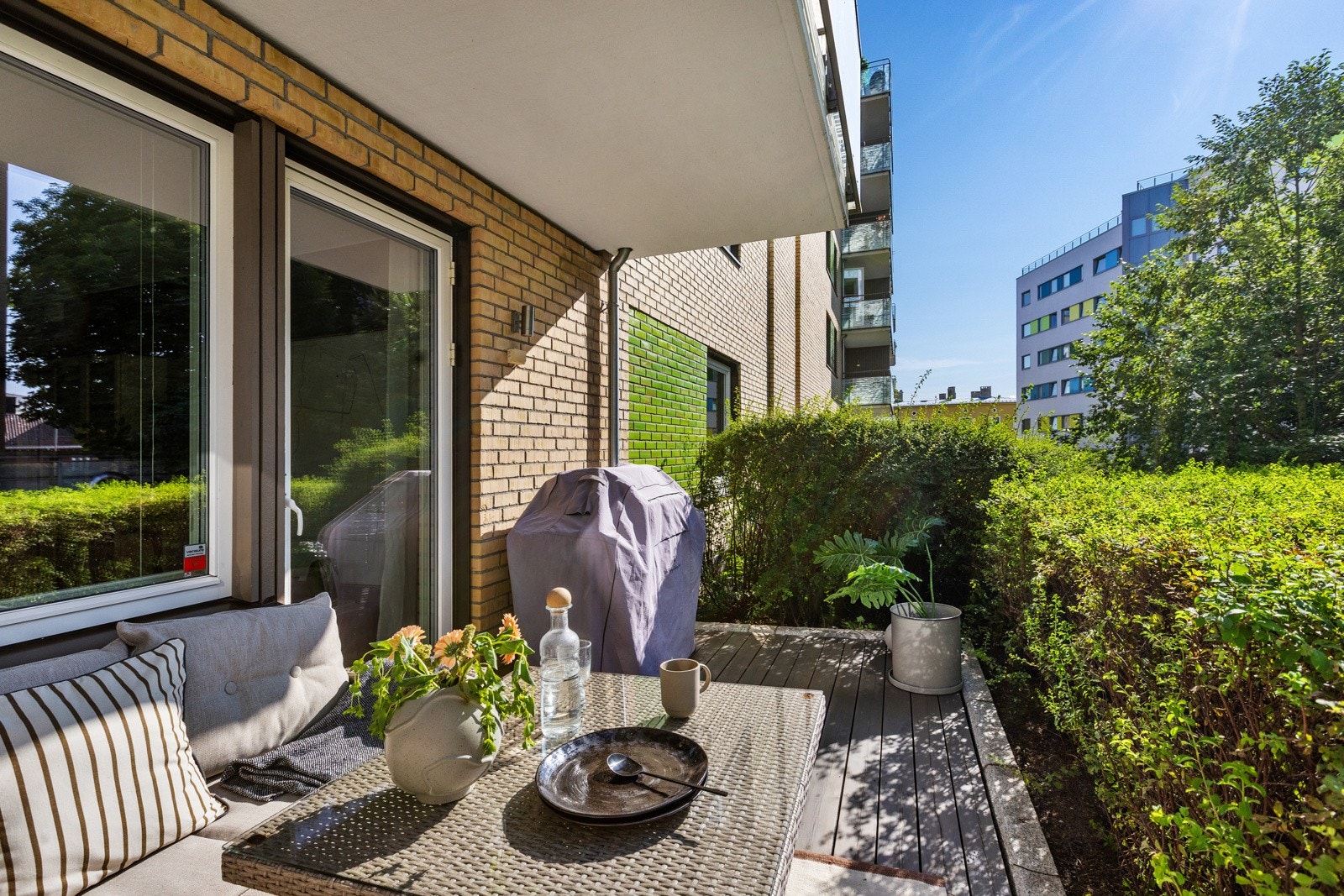 Fra stuen er det utgang til en frodig og lun terrasse på hele 10 kvm, her kan man nyte ettermiddag og kveldssolen! Galleribilde
