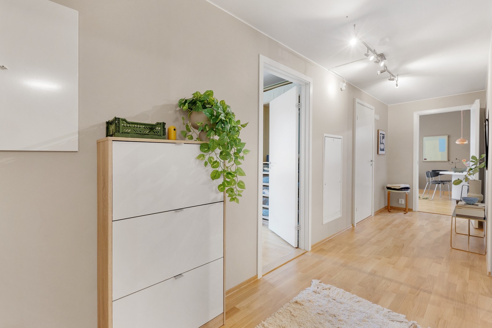 I entréen har du god plass til sko og yttertøy i stor plassbygget skyvedørsgarderobe. Galleribilde