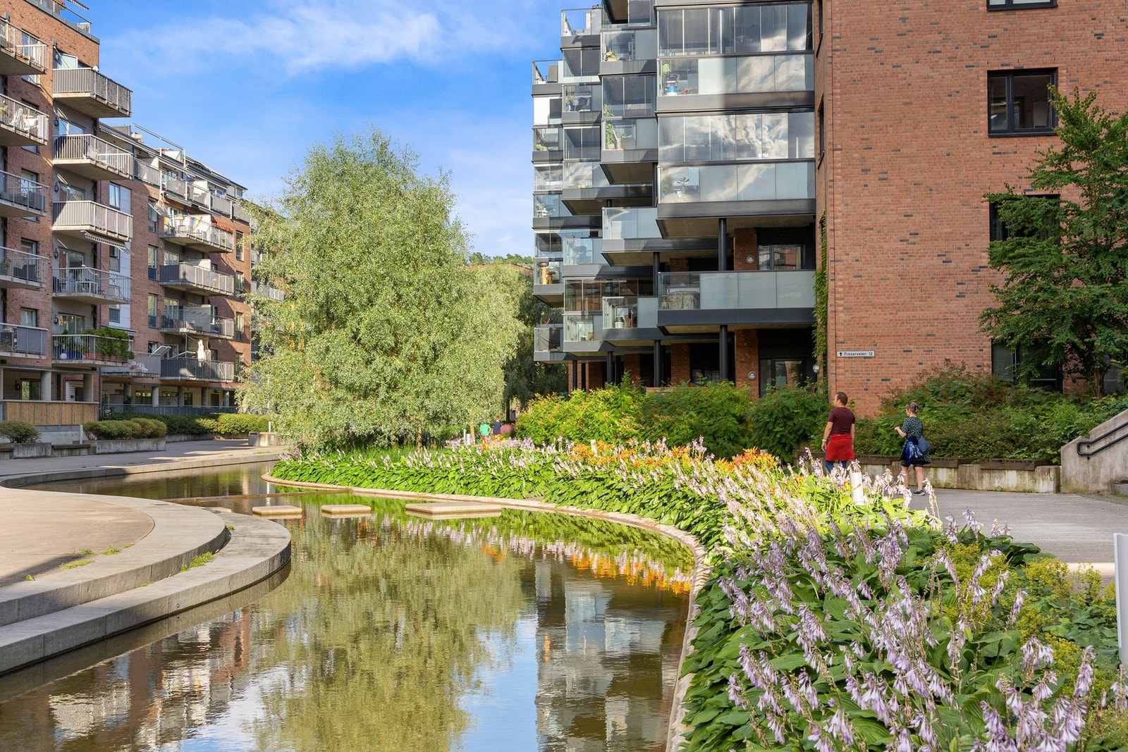 Gjennom Kværnerbyen går vannspeilet, en liten kanal med dam. Galleribilde
