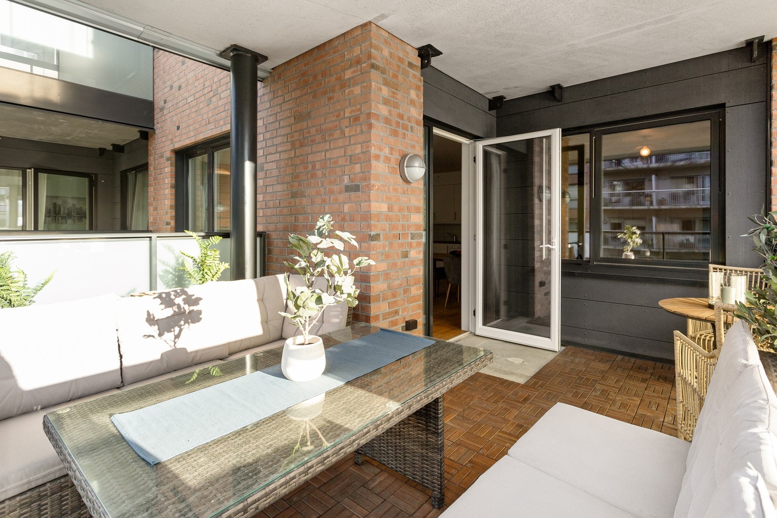 Balkongen er som en forlengelse av stuen på sommerhalvåret. Galleribilde