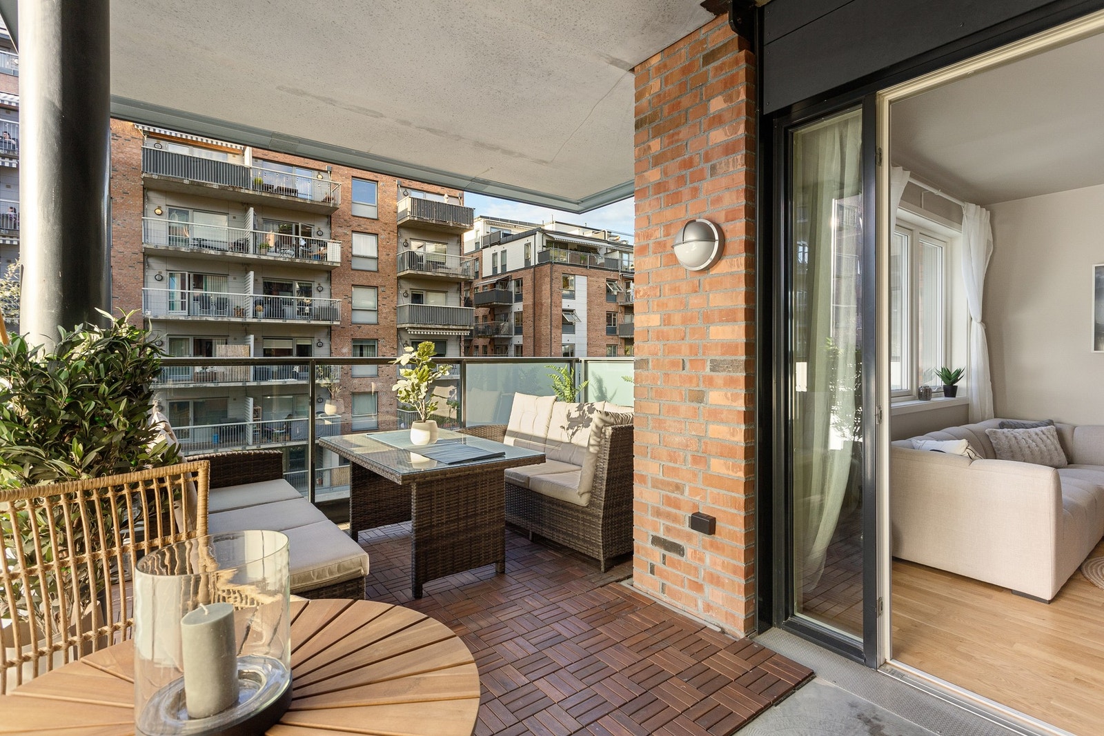 Her er det god plass til utemøblement, beplantning og grill. Galleribilde