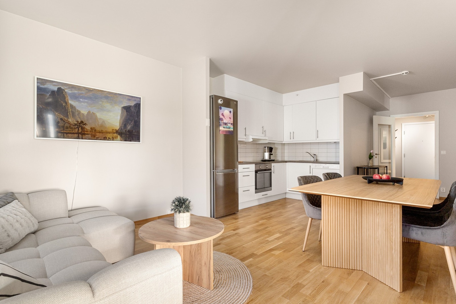 Kjøkkenet er godt utnyttet med mye skap- og benkeplass. Galleribilde