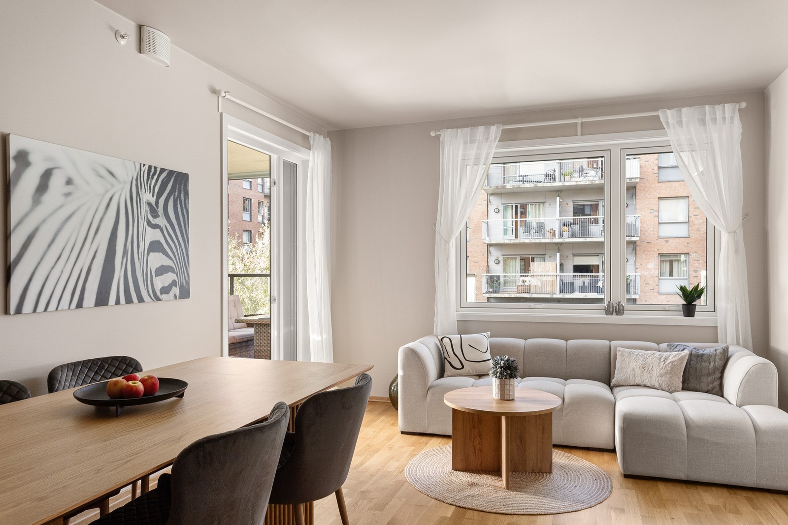 Oppholdsrommet er malt i lyse fargevalg og har parkett på gulv - noe som er gjennomgående for hele boligen med unntak av bad. Galleribilde