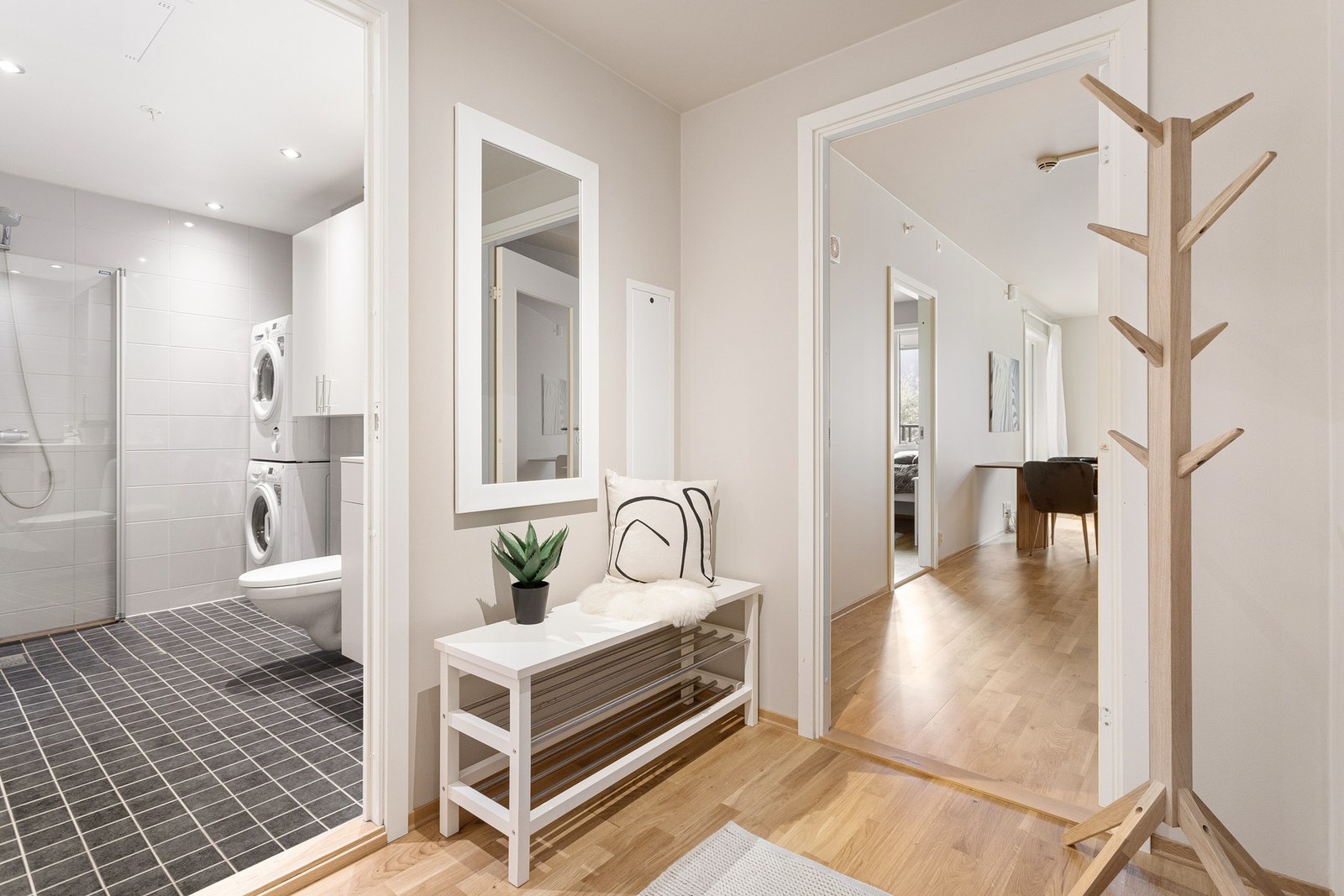 Lys entré gir godt førsteinntrykk av boligen. Galleribilde