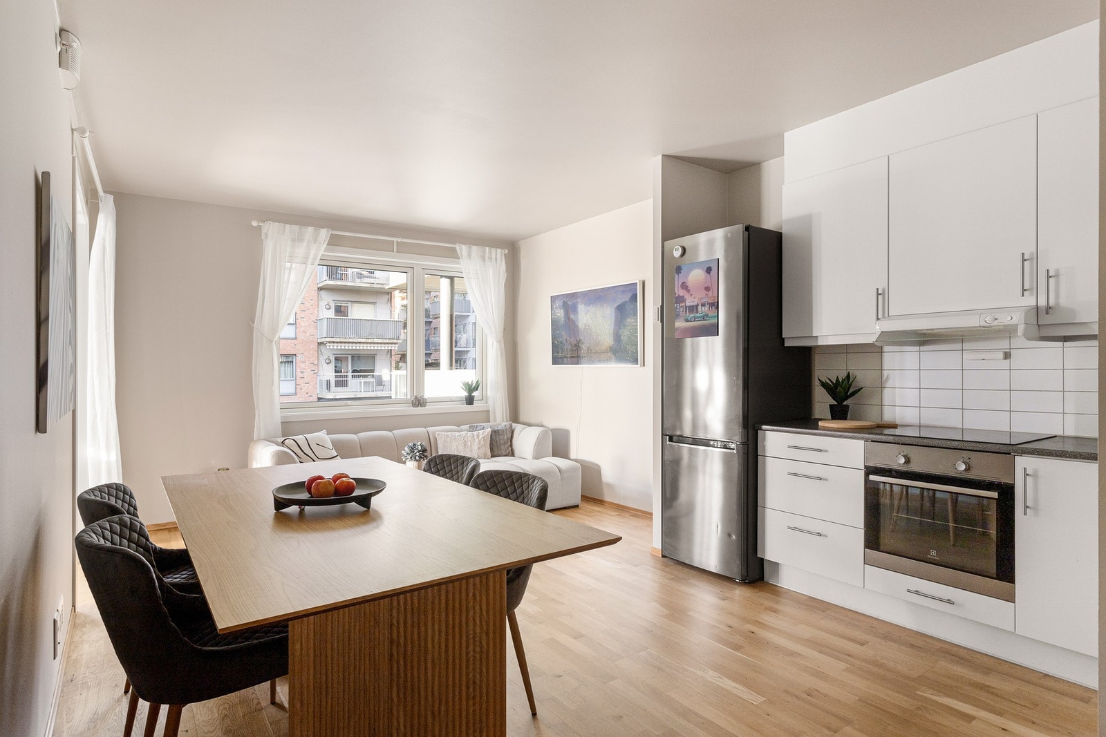 Stue og kjøkken er i åpen løsning. Galleribilde