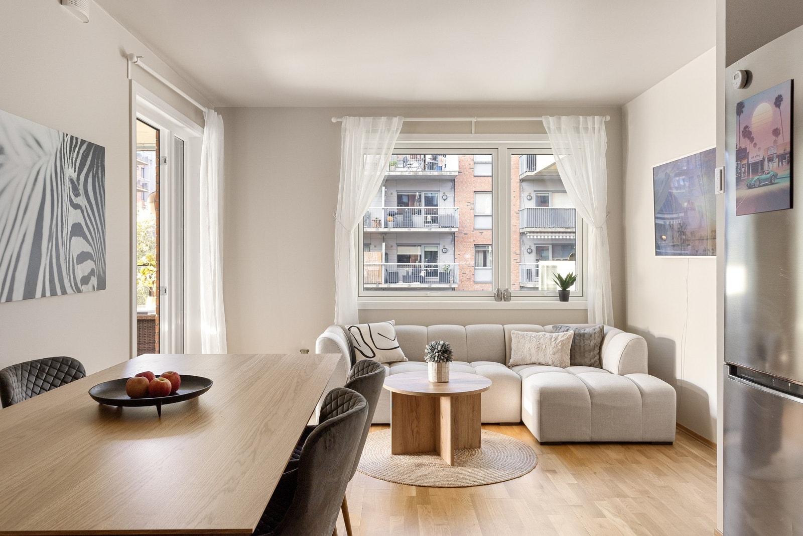 Boligen holder en gjennomgående høy standard og fremstår lys og luftig med store vindusflater. Galleribilde