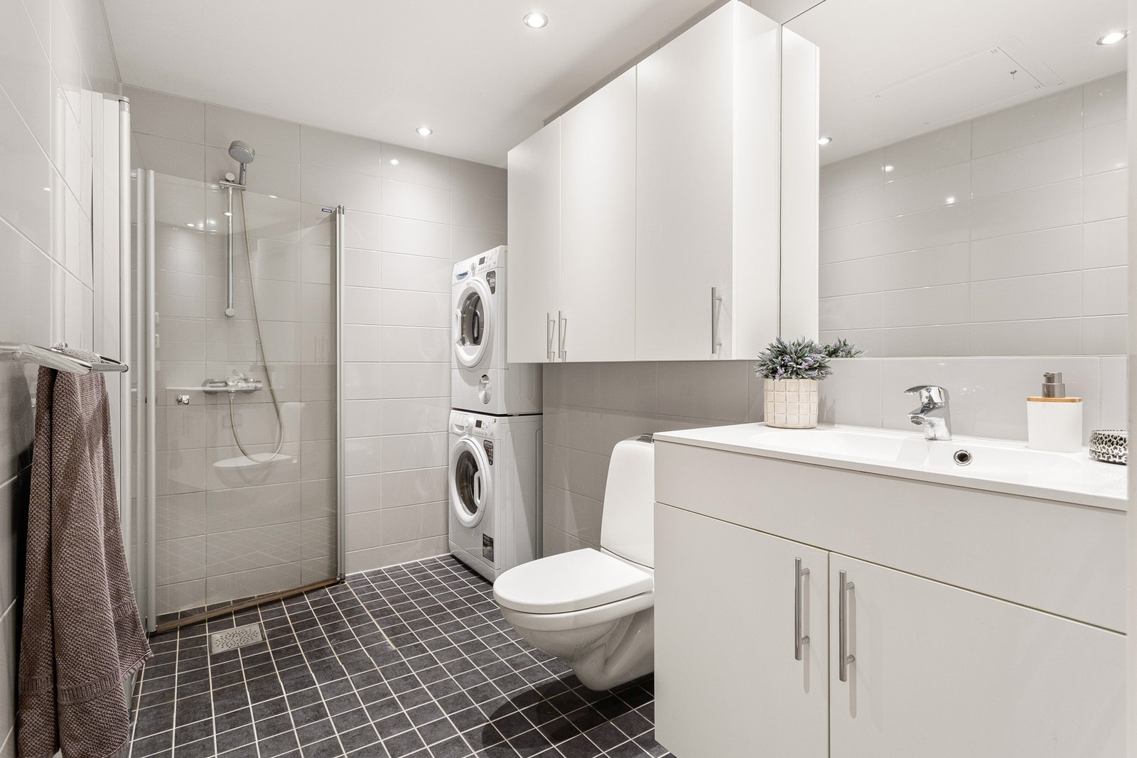 Flislagt bad fra 2018 med varme i gulv og downlights i himling. Praktisk nisje for vaskemaskin og tørketrommel. Galleribilde