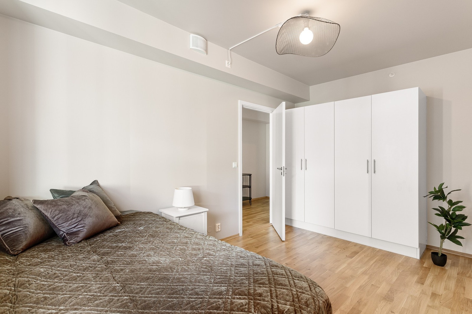 Det er godt med skapplass på soverommet. Galleribilde