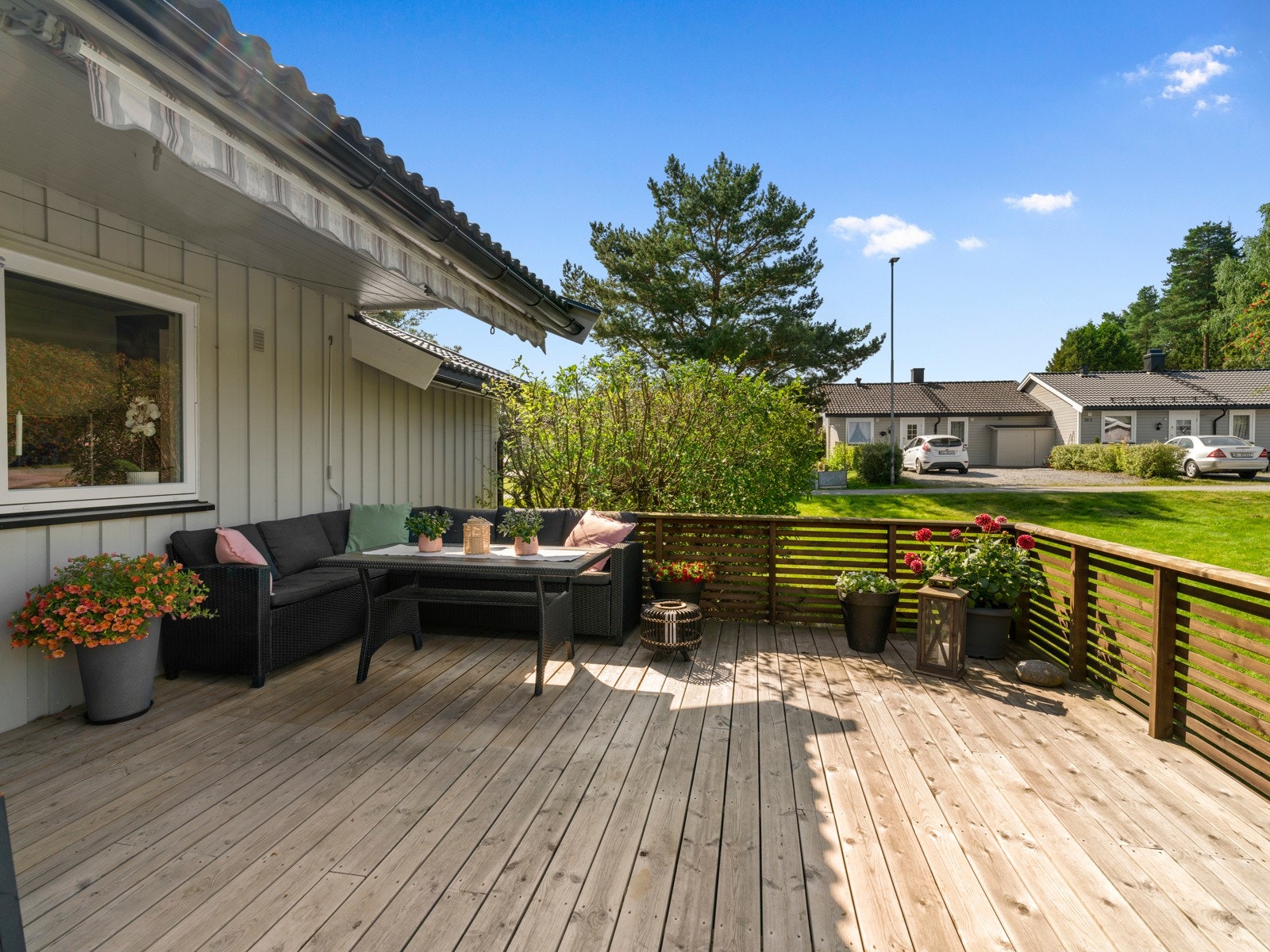 Solrik terrasse på 27kvm med utgang fra stuen Galleribilde