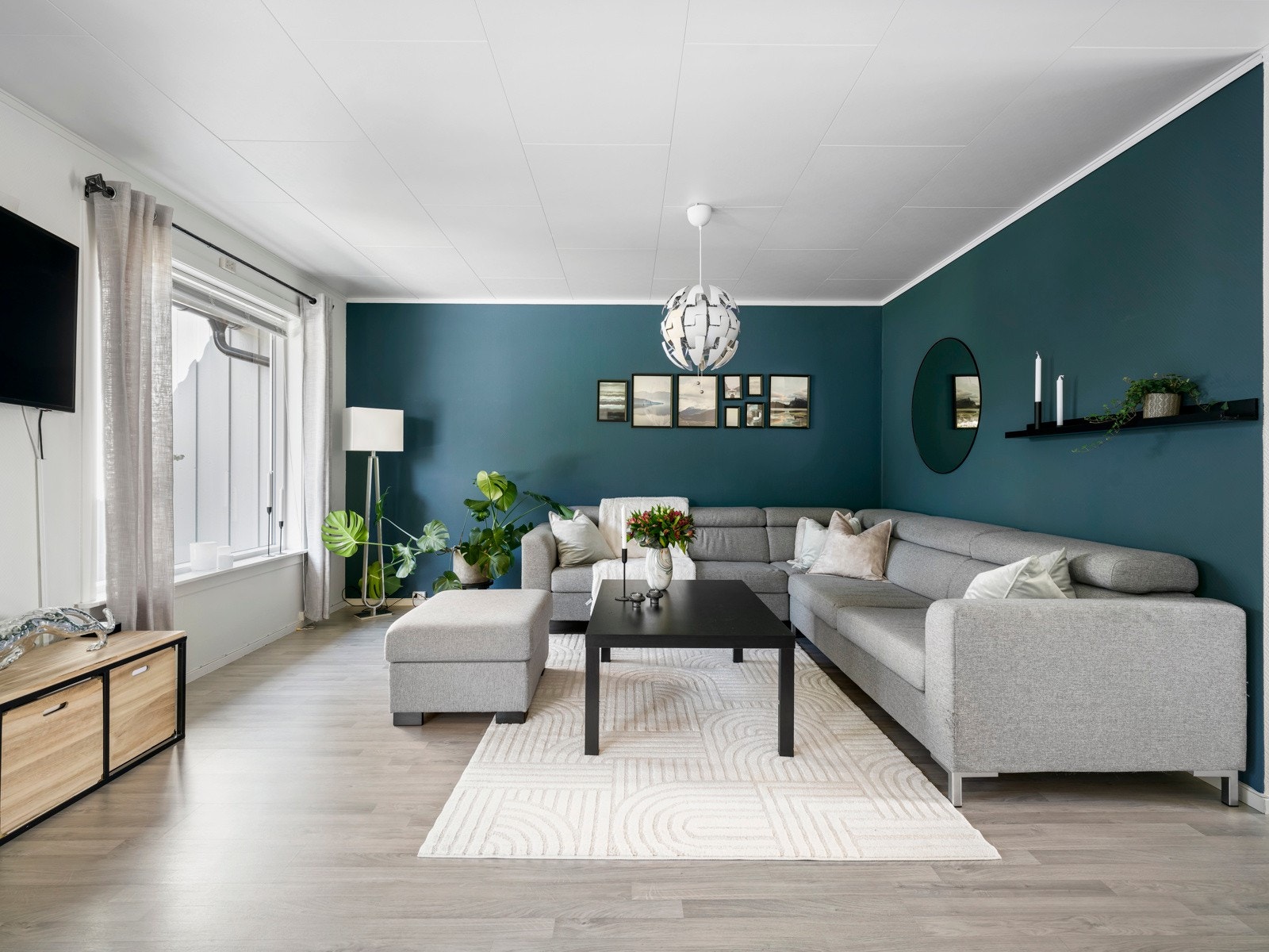 I stuen er det plass til både spisegruppe og sofagruppe. Det er store vindusflater som gir rommet mye naturlig lys. Galleribilde