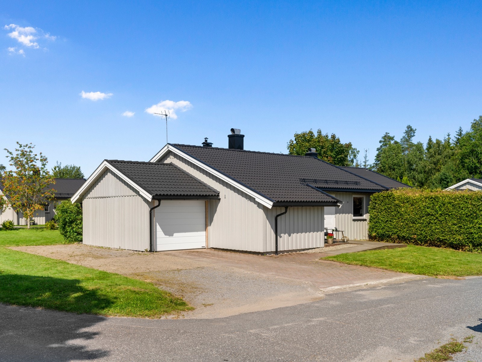 I tilknytning til leiligheten er det en integrert garasje med plass til en bil og noe lagring. Galleribilde