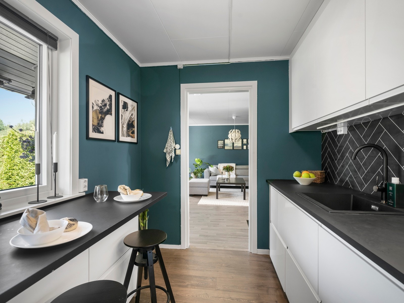 Innredningen ble satt inn i 2020 og har en moderne stil. Kjøkkeninnredning med slette fronter og laminerte benkeplater. Galleribilde