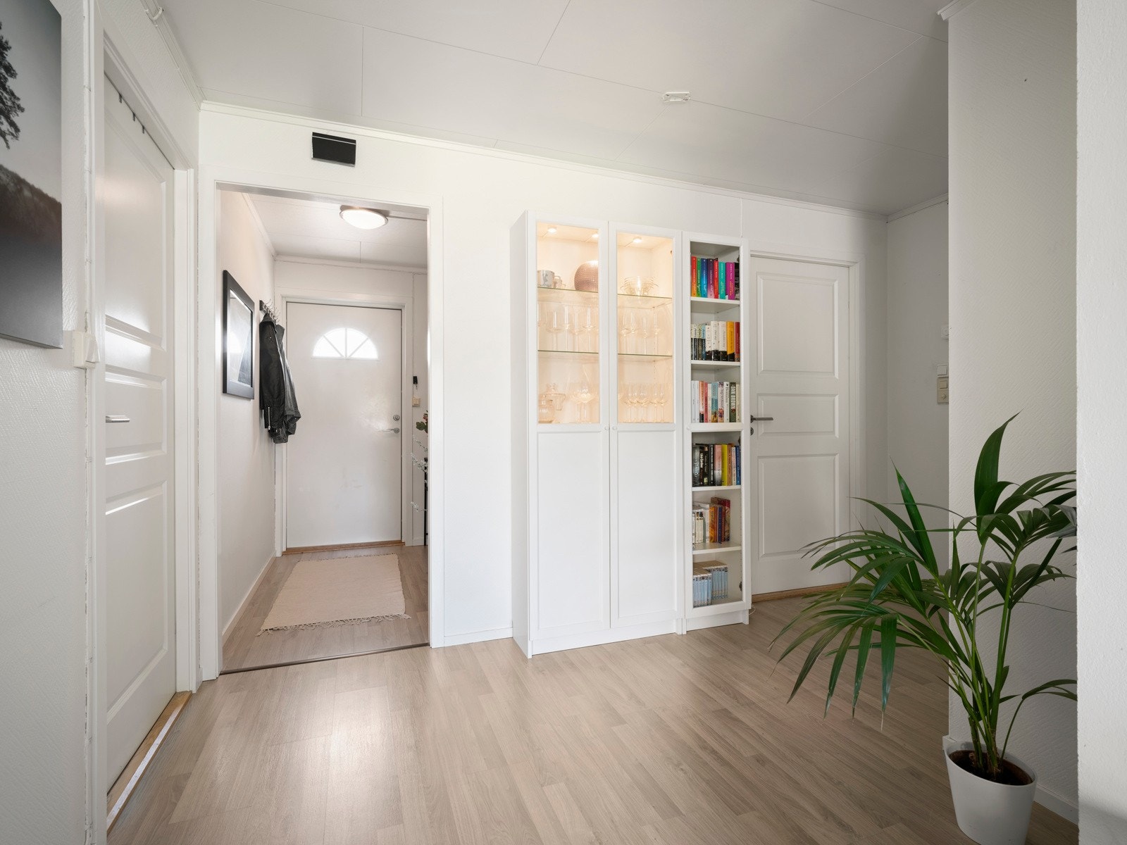 Leiligheten har en gjennomgående lys og pen standard med tidløse fargevalg på vegger og et flott laminatgulv. Galleribilde