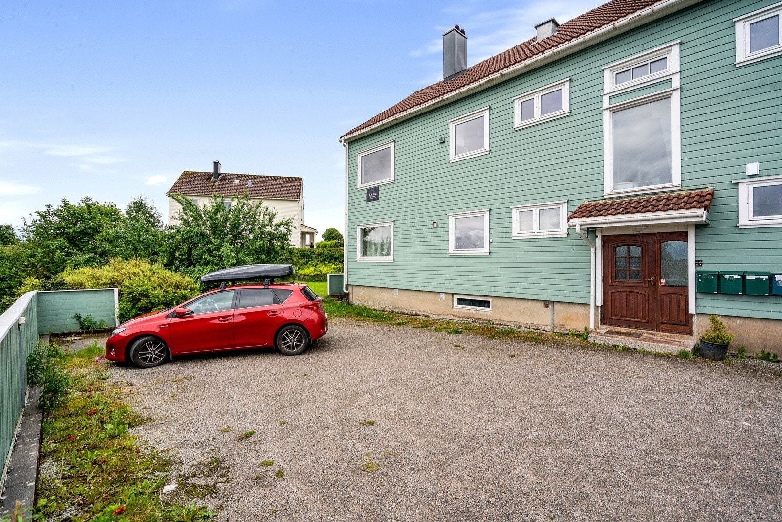 Biloppstillingsplass på borettslagets tomt. Galleribilde