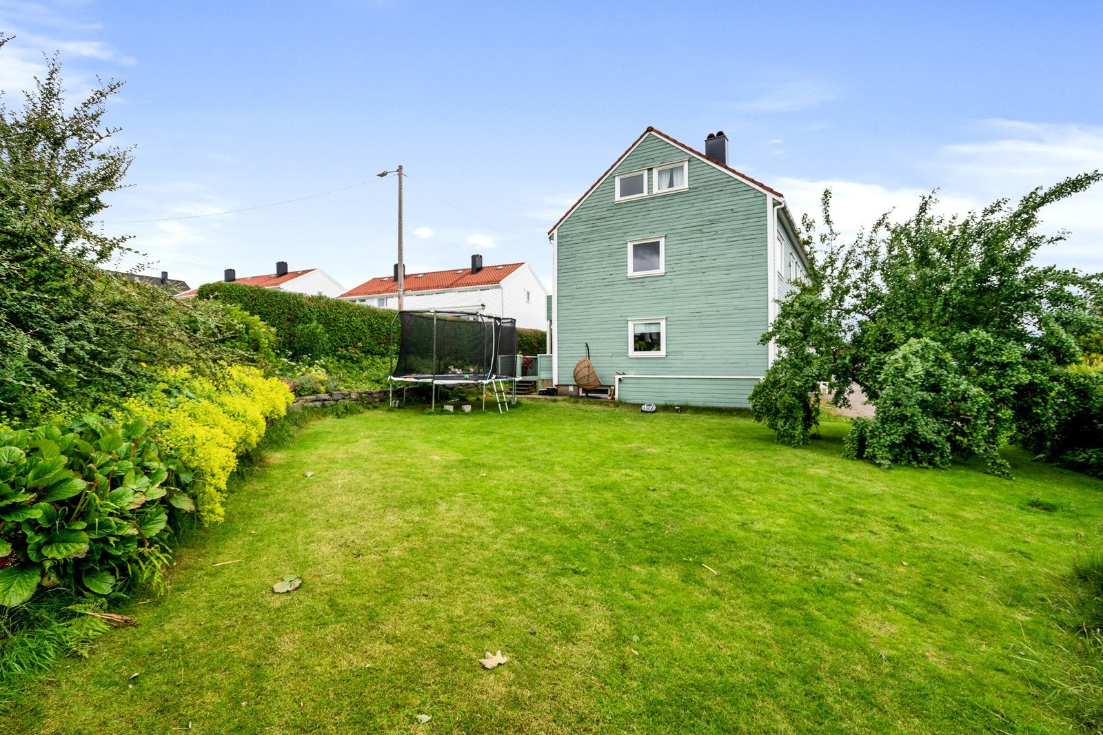 Felles hageareal som innbyr til lek og moro, eller kanskje ett slag Kubb? Galleribilde
