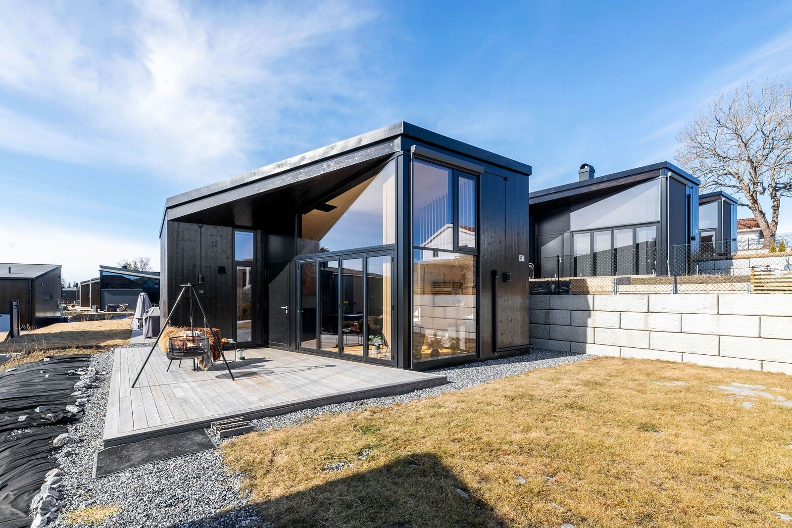 Pent opparbeidet uteområde med hageflekk, hekk, singlet gangsti og markterrasse Galleribilde