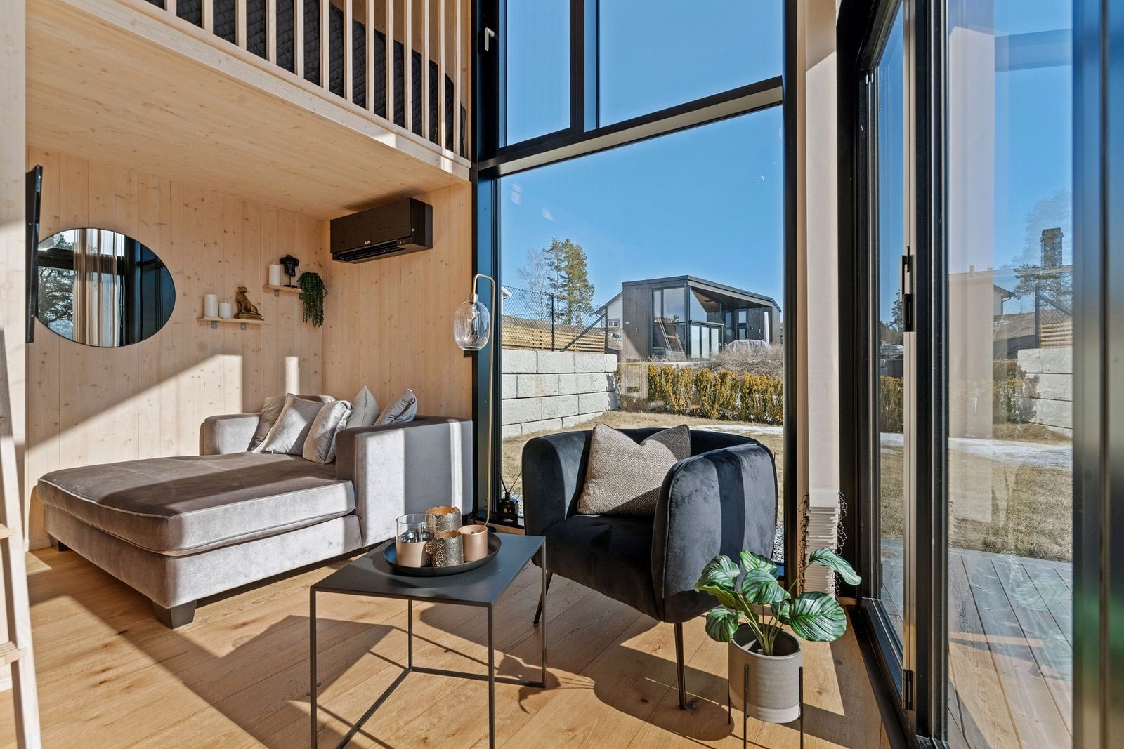 Det er montert varmepumpe i hytta, noe som er godt på både varme og kalde dager Galleribilde