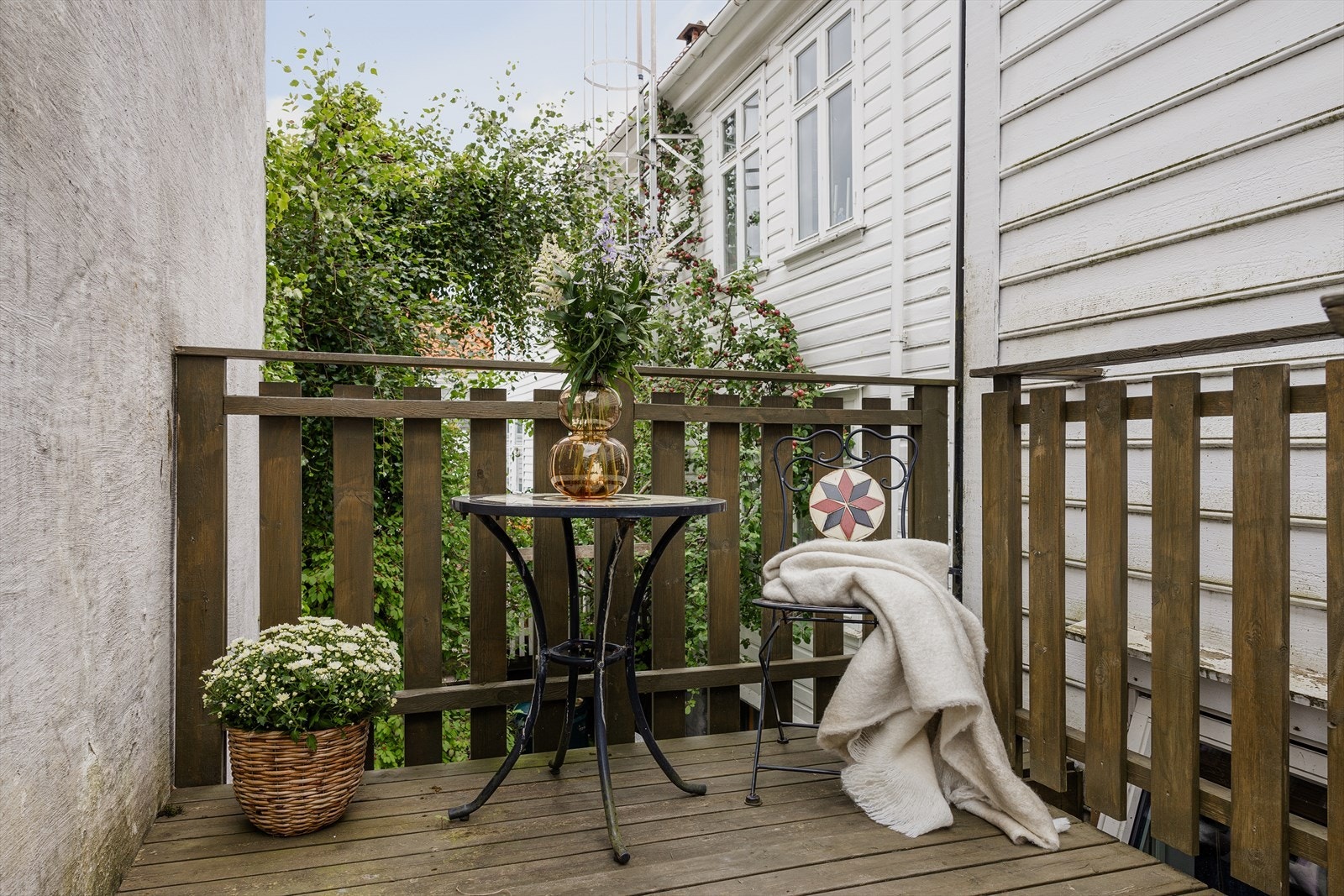 Leilighetene i sameiet disponerer en bakgård sammen, i tillegg til denne altanen som ligger en trapp opp fra leilighetens inngangsdør Galleribilde