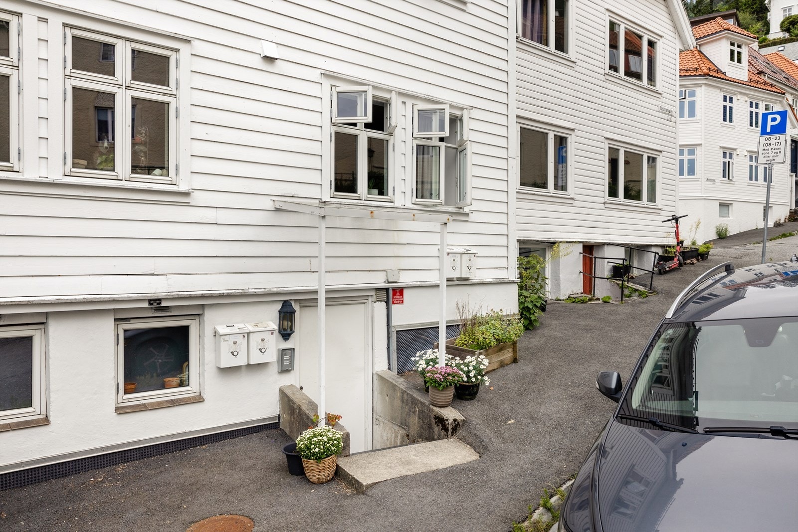 W | Inngangsparti - soneparkering i gaten Galleribilde