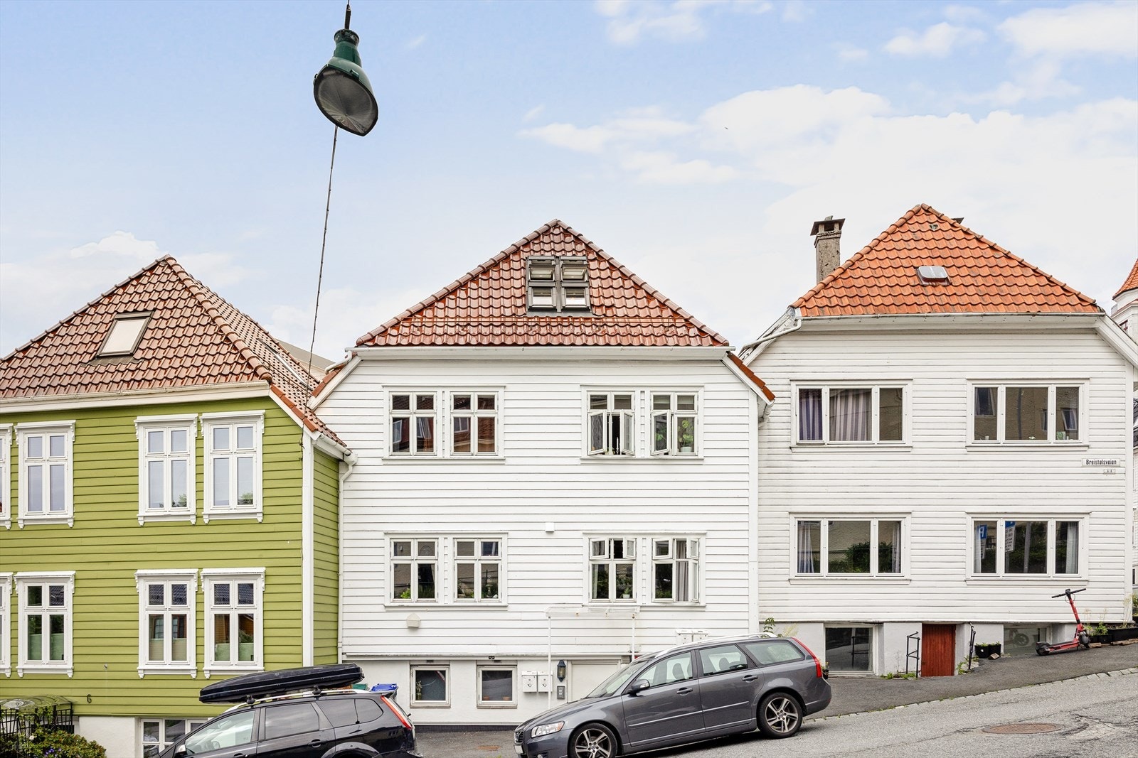 Boligen ligger i en av Sandvikens koselige gater! Galleribilde