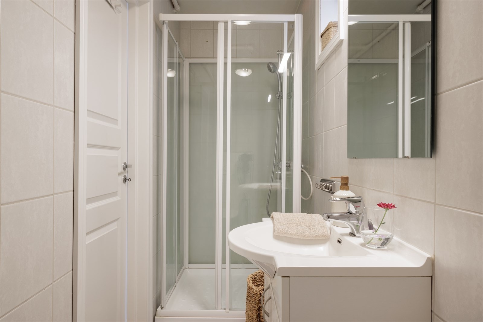 Dusjkabinett som lager minimal slitasje på baderomsveggene, og gir badet lengst levetid Galleribilde