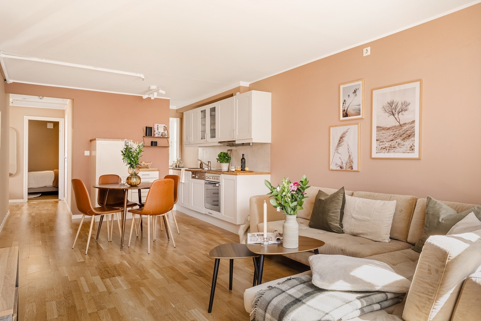 Det er godt med lysinnslipp gjennom store vindusflater utskiftet i 2006 Galleribilde