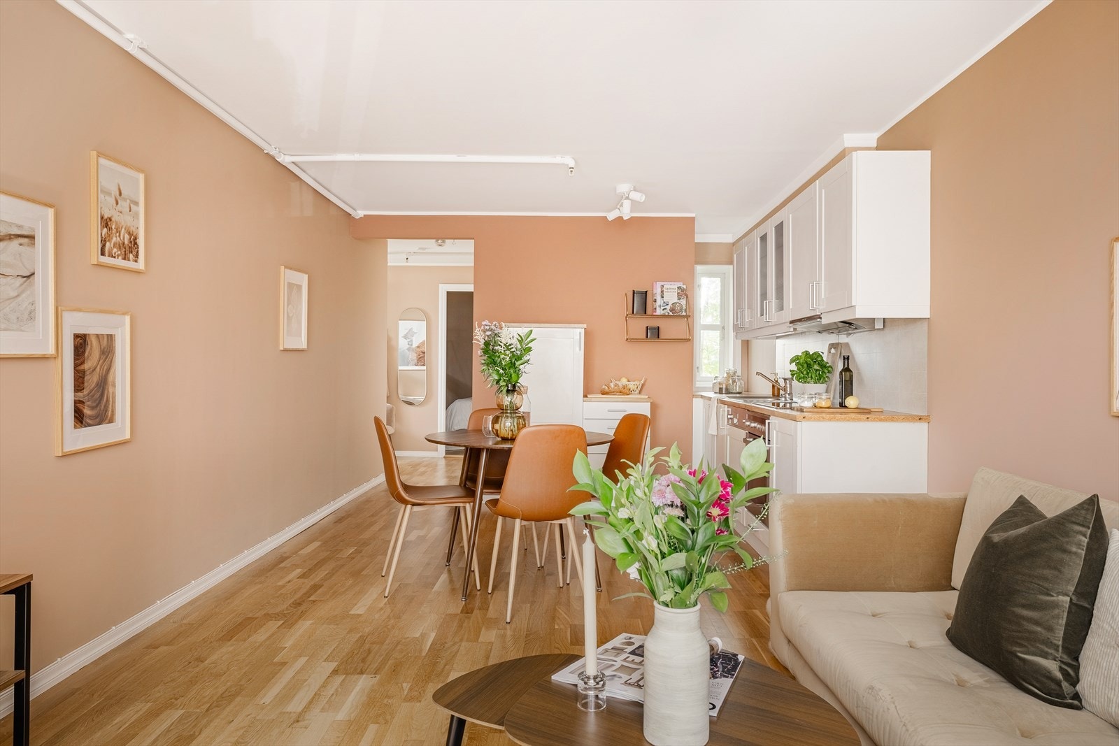 Lys og innbydende åpen stue/kjøkken løsning på 23kvm Galleribilde