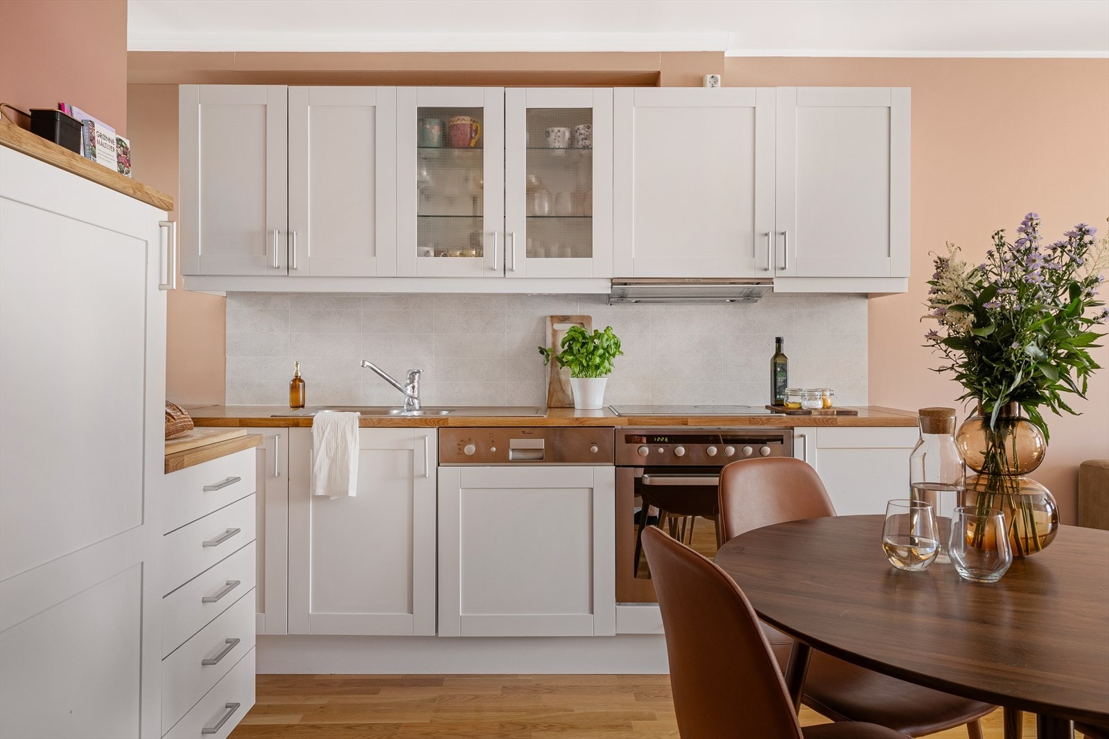 Kjøkkenet er svært praktisk utarbeidet med integrerte hvitevarer Galleribilde