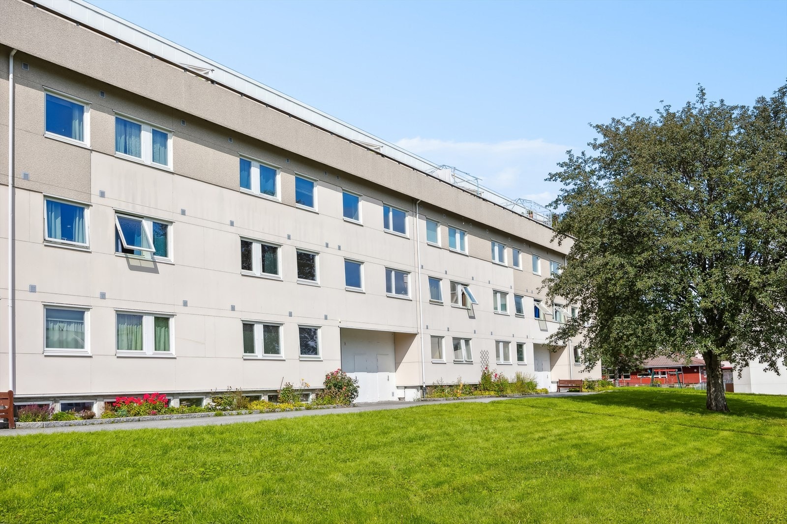 Fasade er rehabilitert de siste år i regi av borettslaget med blant annet nye vinduer. Galleribilde