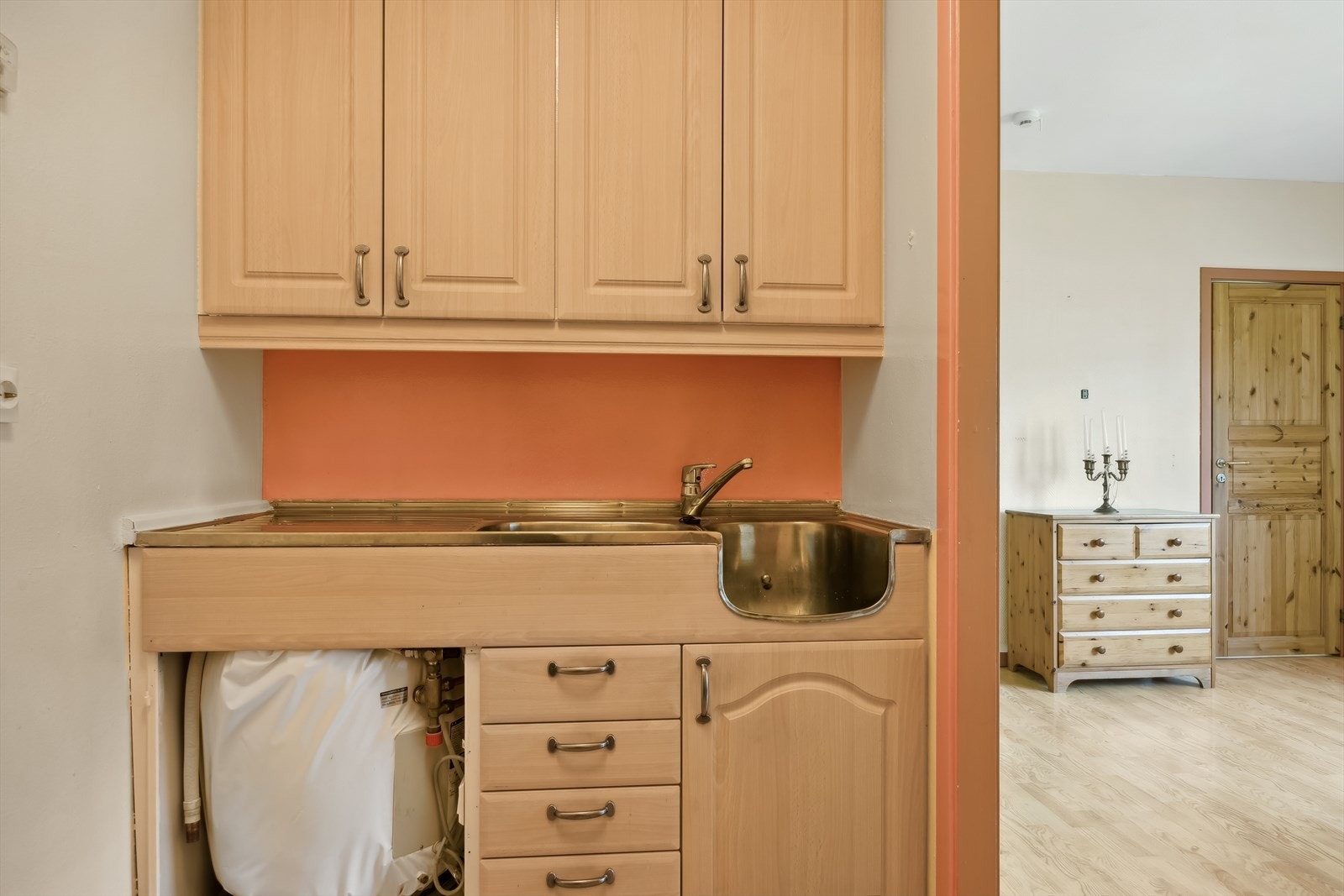 Kjøkken er delvis adskilt fra stue og er klar for oppgadering Galleribilde