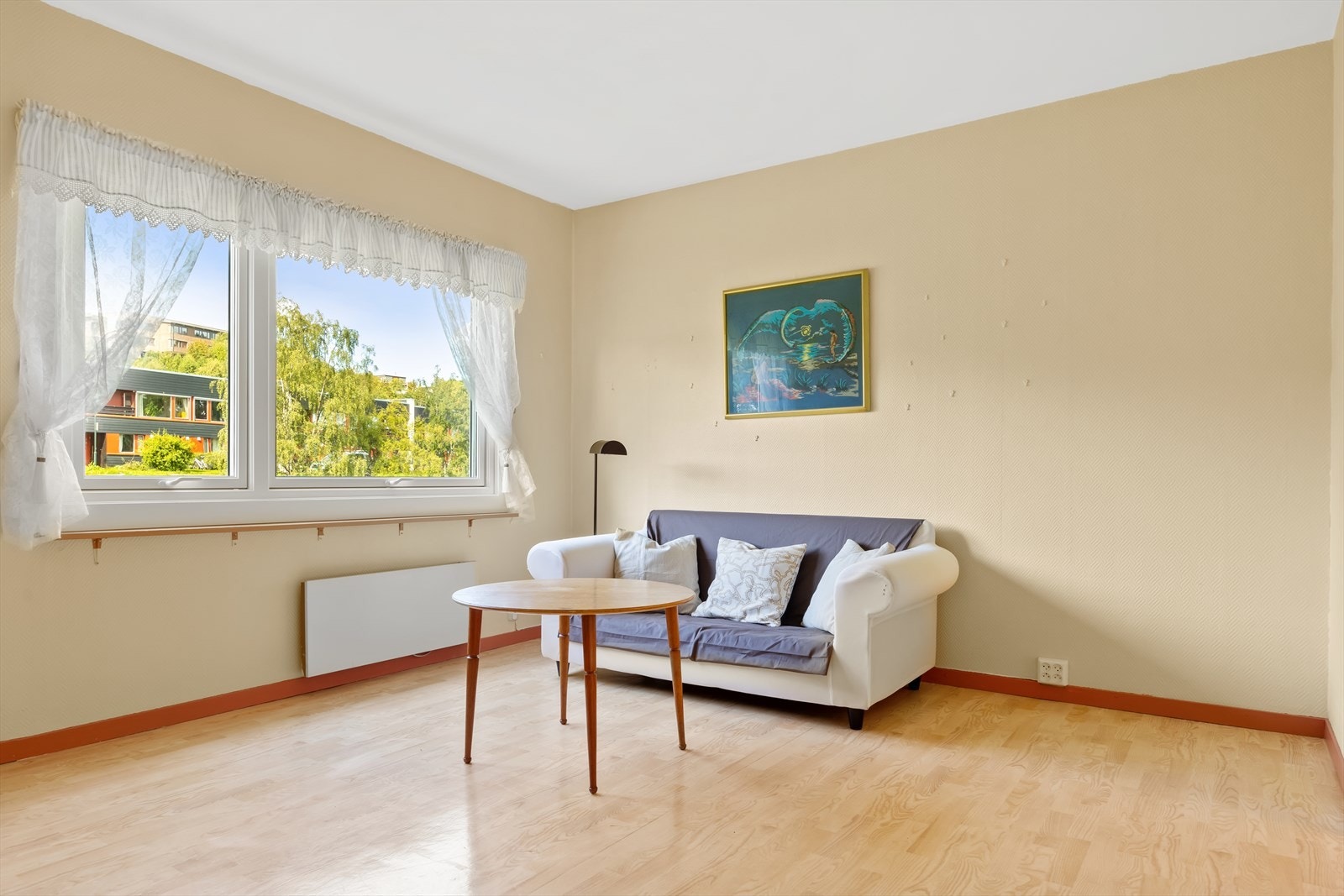 Lys og pen stue på 14,4 kvm som vender mot rolig område. Leiligheten har oppgraderingsbehov. Galleribilde