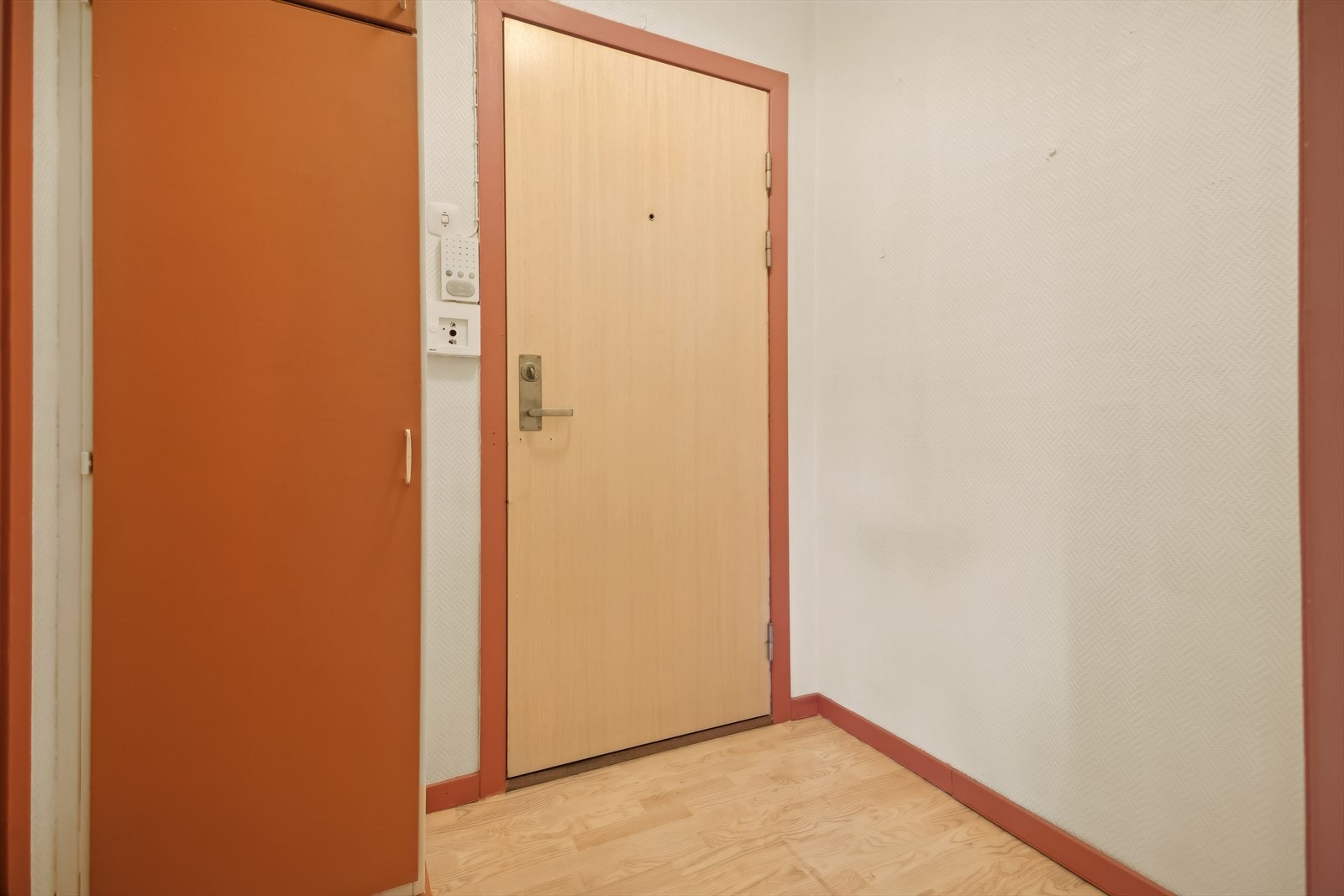 Porttelefon og integert skap i entre. Galleribilde