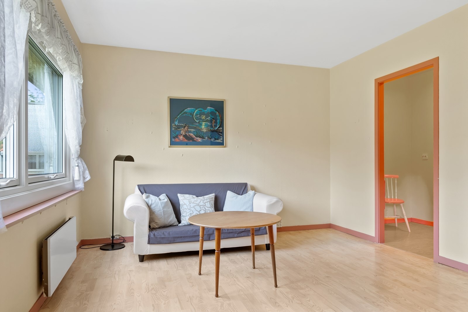 Leiligheten ligger i byggets 2.etg og inneholder: entre, bad, stue, kjøkken og rom innredet som soverom(opprinnelig sovealkove). 2 boder i kjeller. Galleribilde