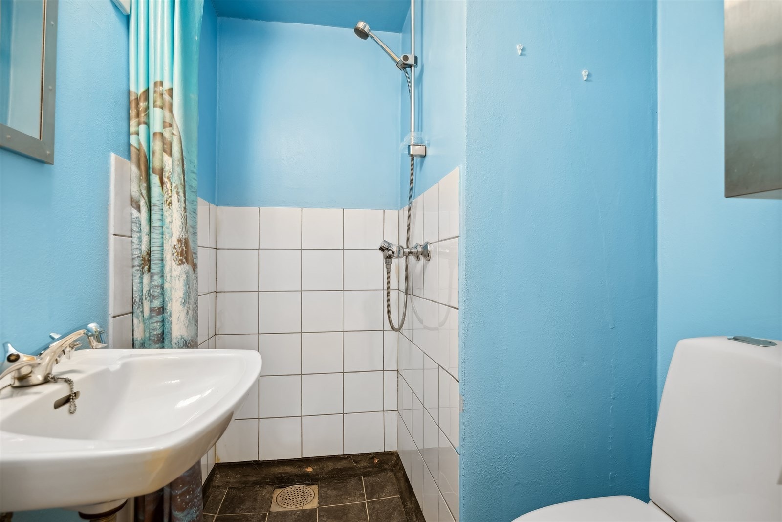 Baderom på 2 kvm med dusjhjørne, servant og wc. Galleribilde