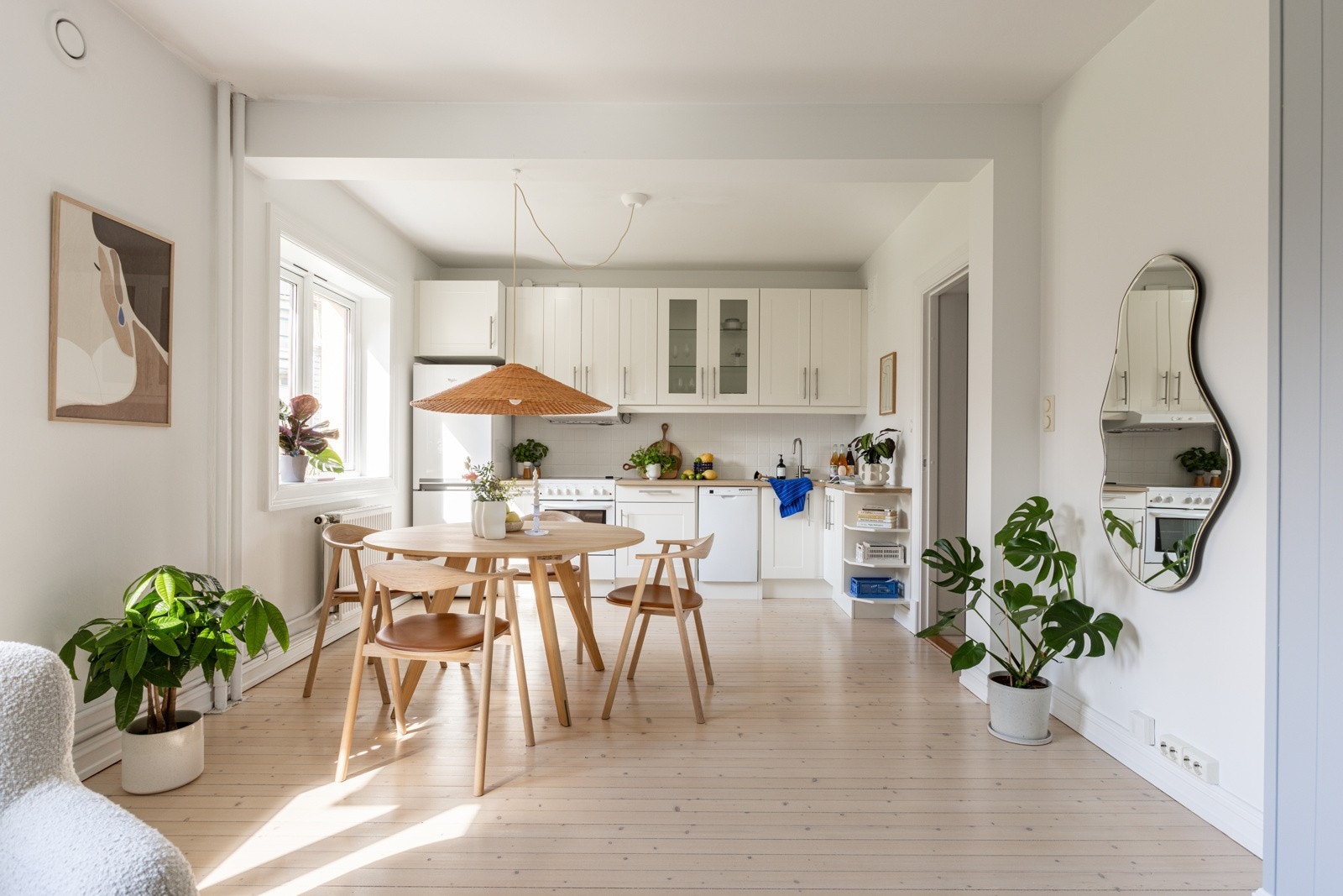 Den åpne løsningen mellom stuen og kjøkkenet er både sosial og praktisk. Galleribilde