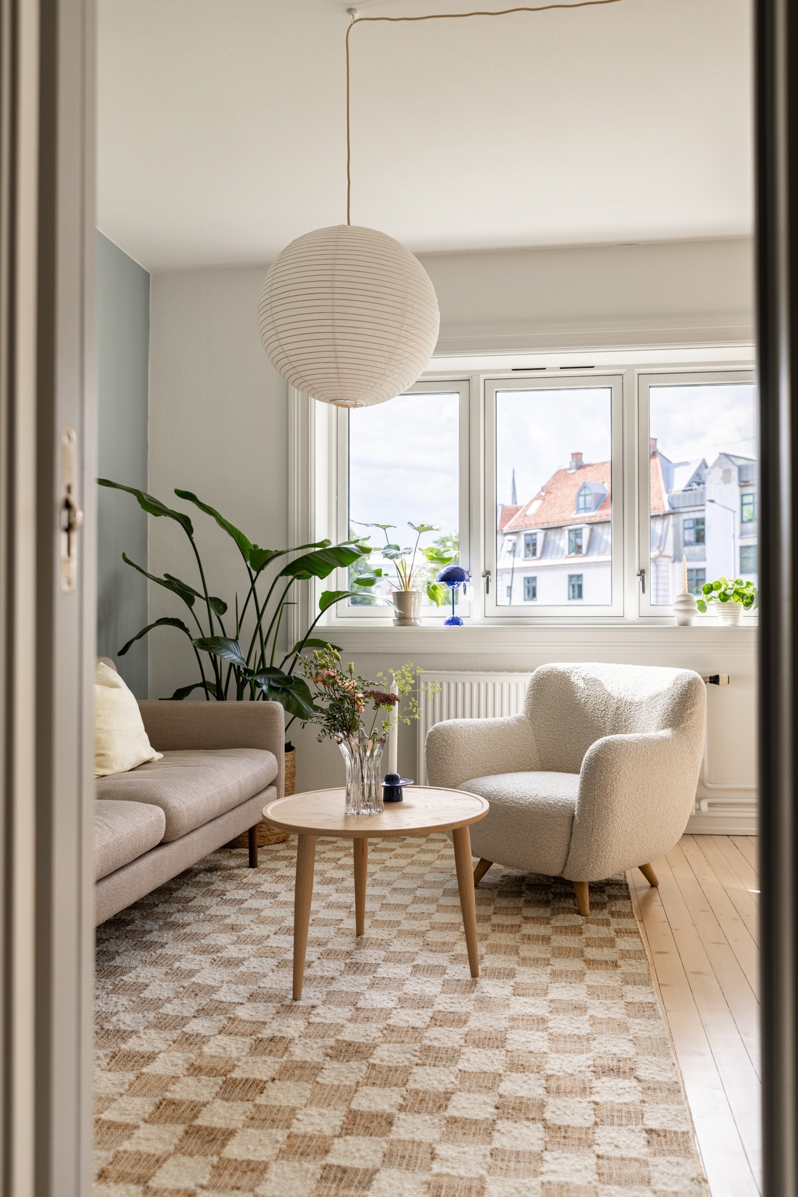 To store vindusflater gir fint og naturlig lys til denne leiligheten. Galleribilde