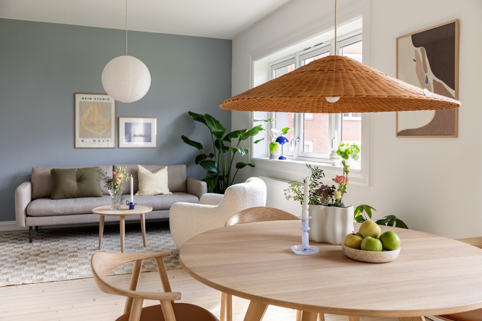 Veldig hyggelig stue som enkelt kan møbleres med både sittegruppe og spiseplass. Galleribilde