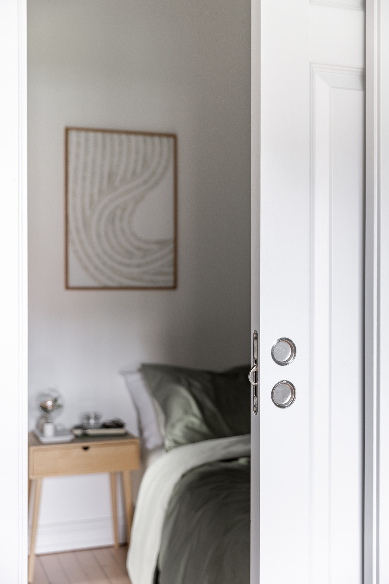 Fra stuen fører en skyvedør inn til sovealkoven. Galleribilde