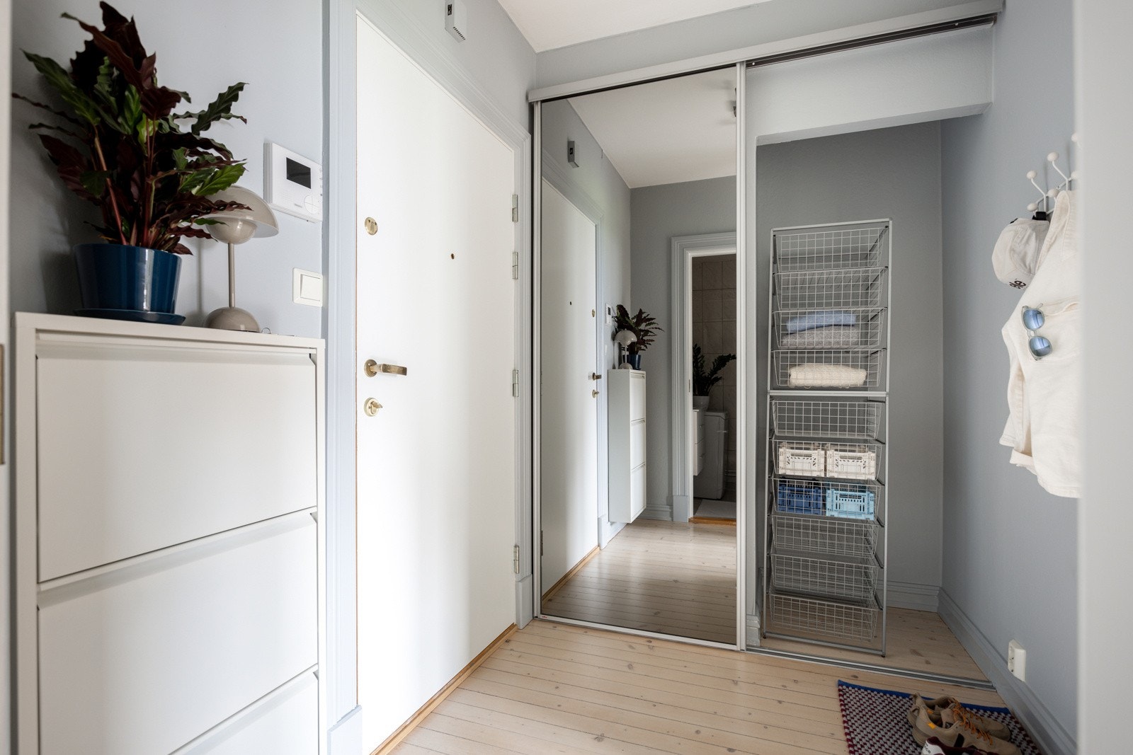 Entre med skoskap, knagger og en romslig skyvedørsgarderobe. Galleribilde