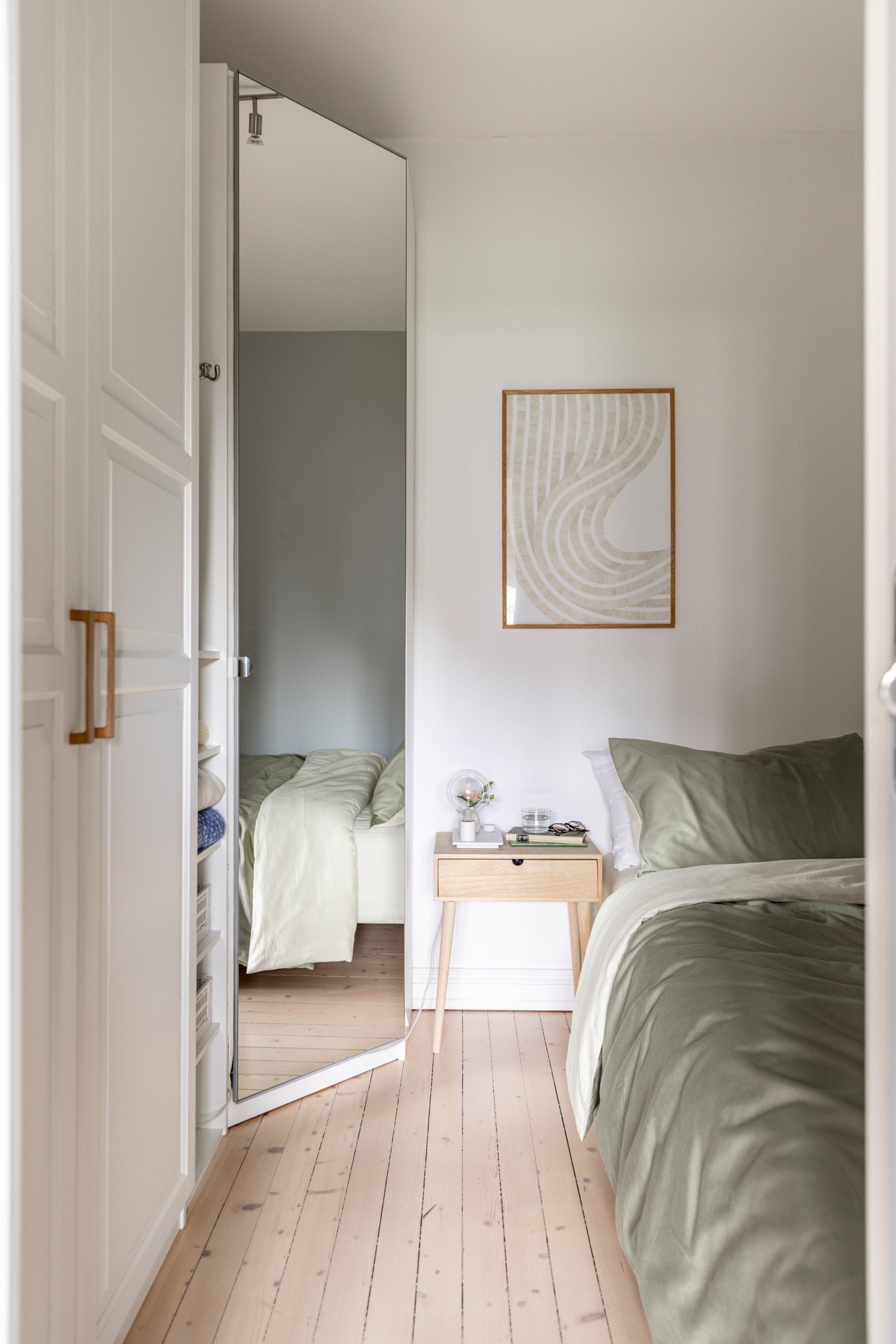 Alkoven har plass til både dobbeltseng (150cm) og et romslig garderobeskap. Galleribilde