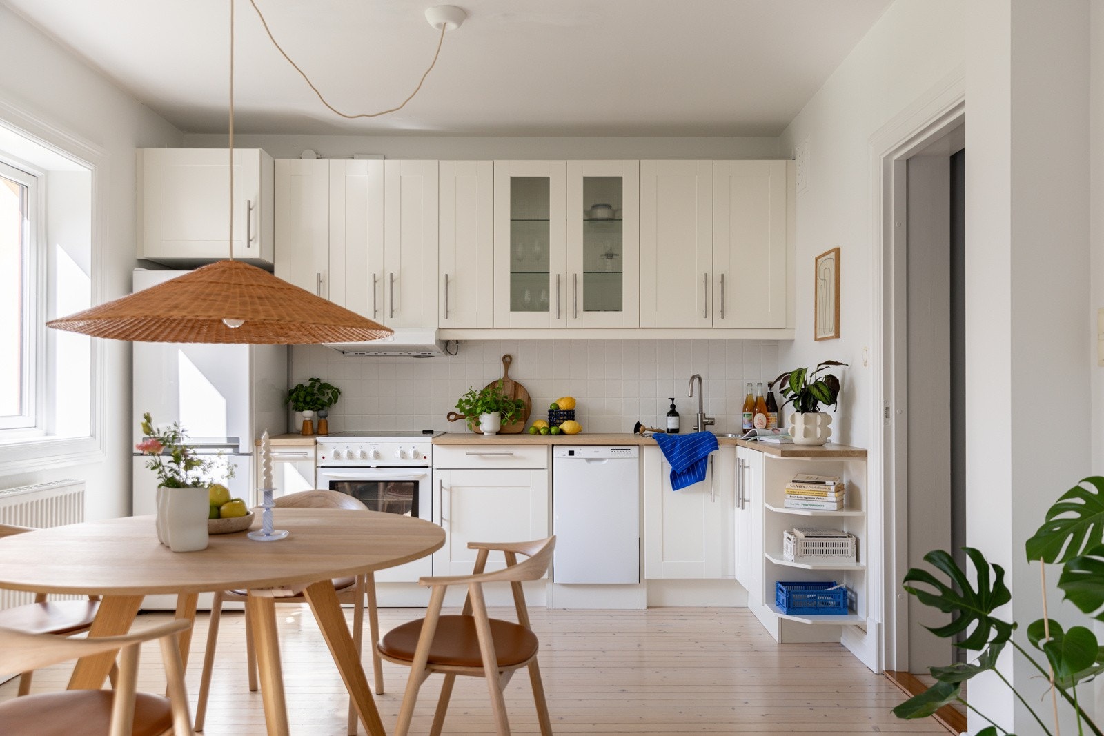 Kjøkkeninnredningen er tidløs med mange skap som gir bra med lagringsplass. Galleribilde