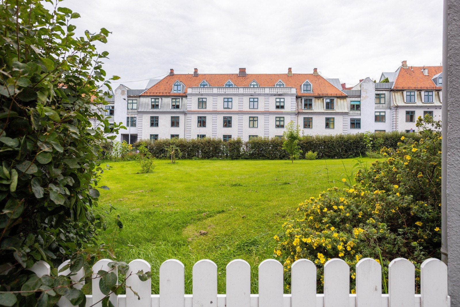 Flott utsikt til nydelige Krystallpalasset rett på andre siden av veien. Galleribilde