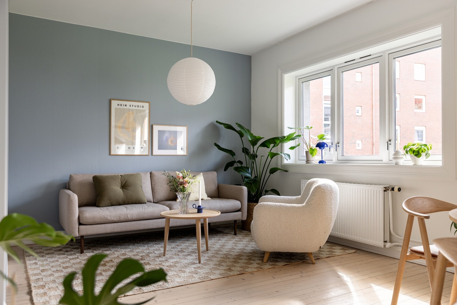 Radiatorene er tilkoblet fjernvarme og både varmtvann, fyring og fiber internett er inkludert i de lave felleskostnadene. Galleribilde