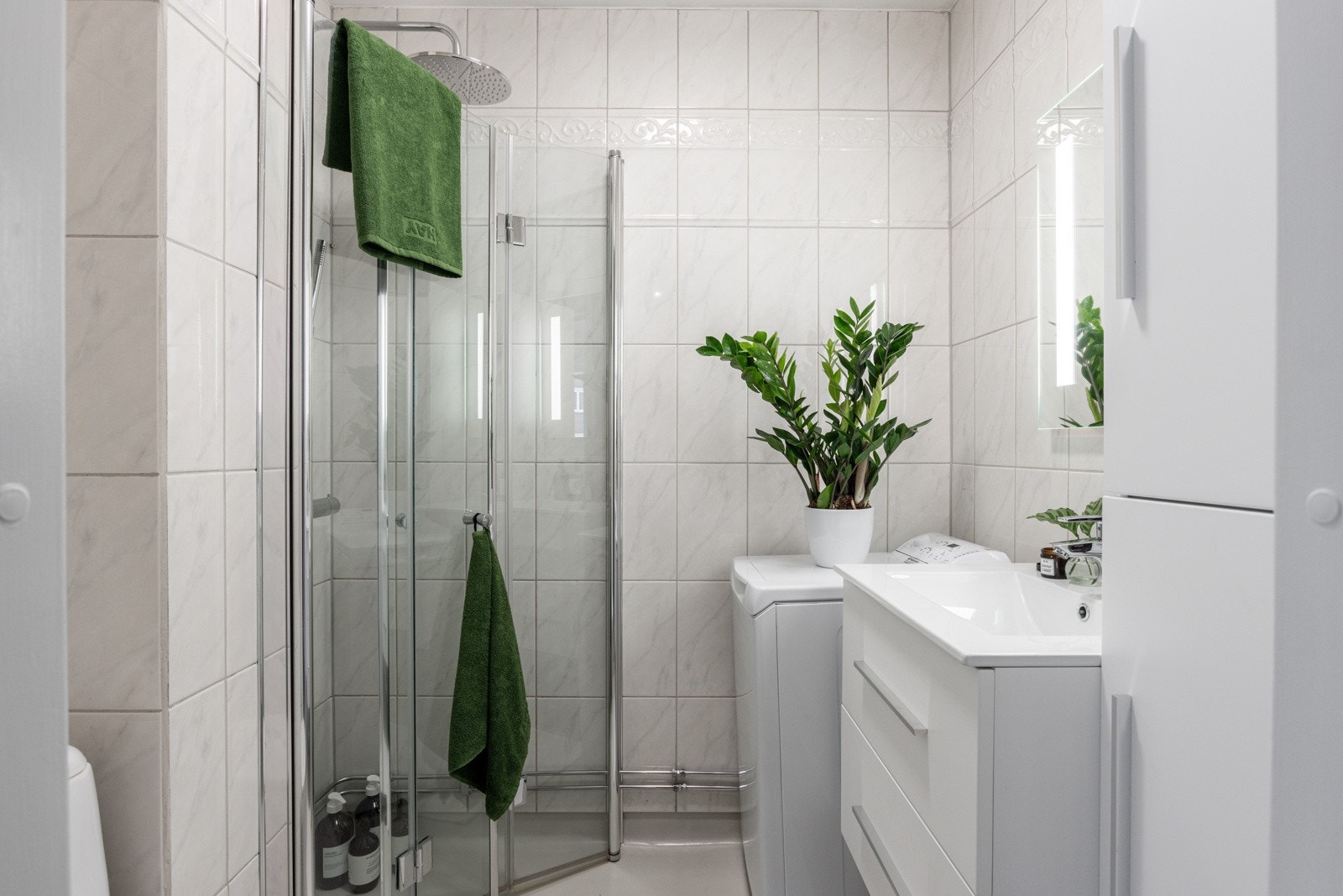 Baderom fra 2000 som er oppgradert med ny baderomsinnredning, wc og armaturer fra 2023. Dusjveggene var nye i 2018, mens lampen over servant ble montert i 2024. Dokumentasjon på arbeidet er fremlagt. Galleribilde